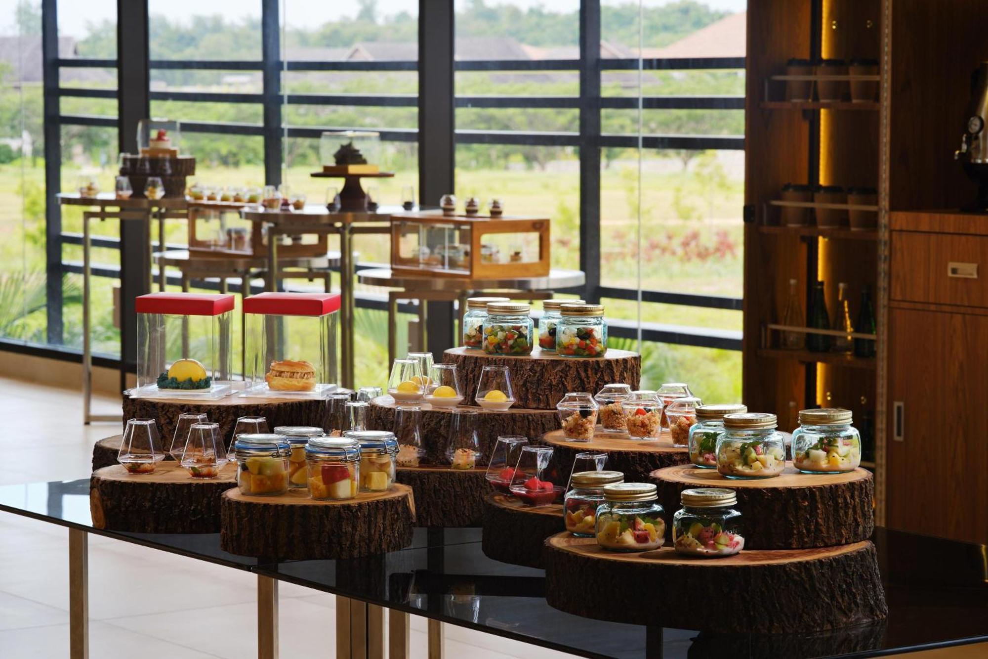 The Westin Desaru Coast Resort Exterior foto A dessert buffet