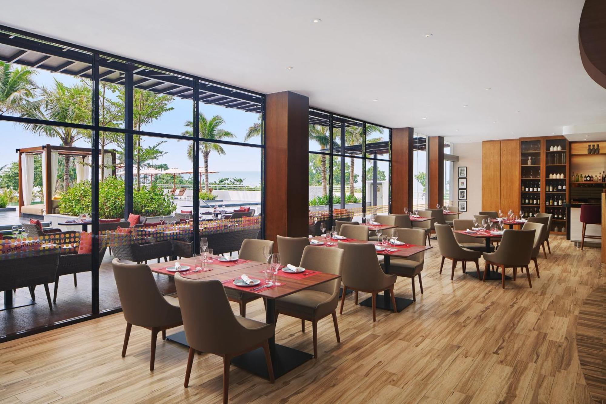 The Westin Desaru Coast Resort Exterior foto The restaurant