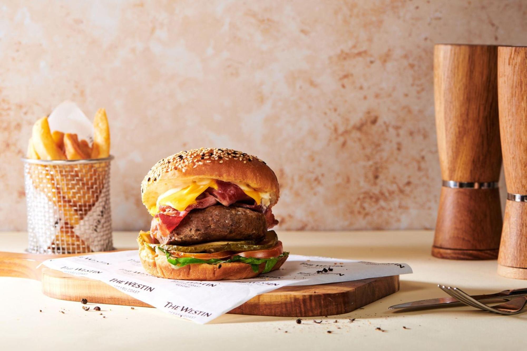 The Westin Desaru Coast Resort Exterior foto A cheeseburger with fries