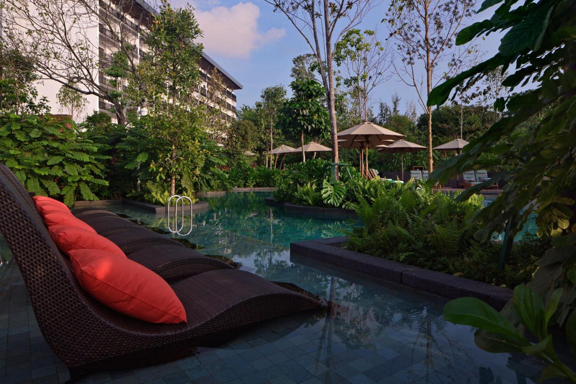 The Westin Desaru Coast Resort Exterior foto The swimming pool at the resort
