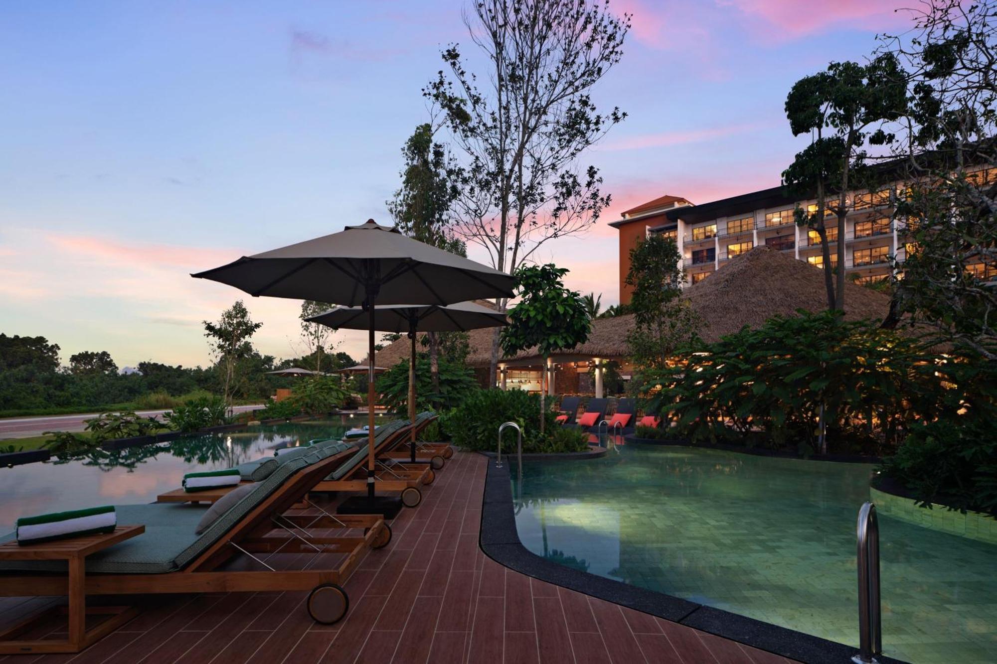 The Westin Desaru Coast Resort Exterior foto The swimming pool at the hotel