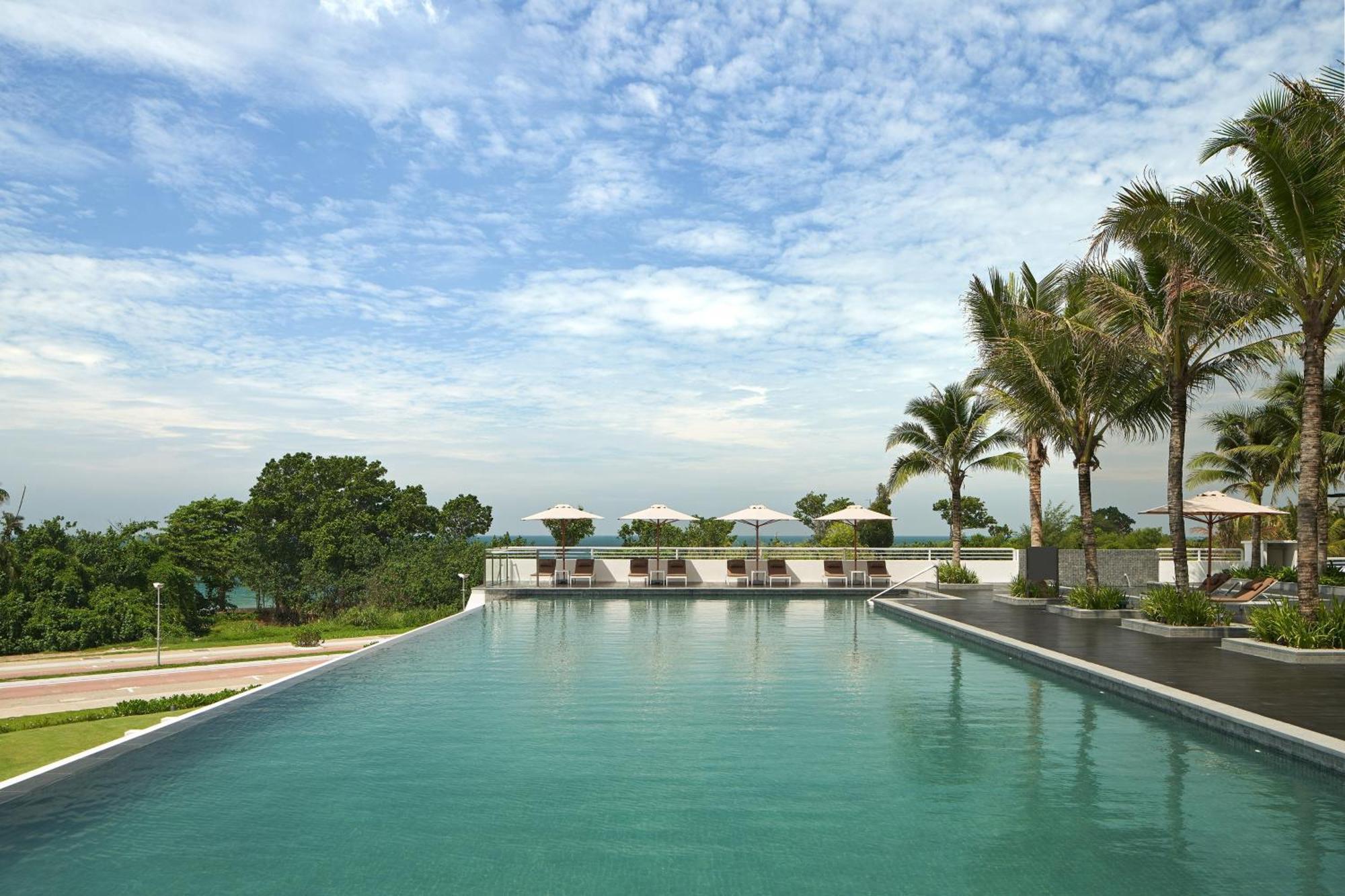 The Westin Desaru Coast Resort Exterior foto Infinity pool at the resort