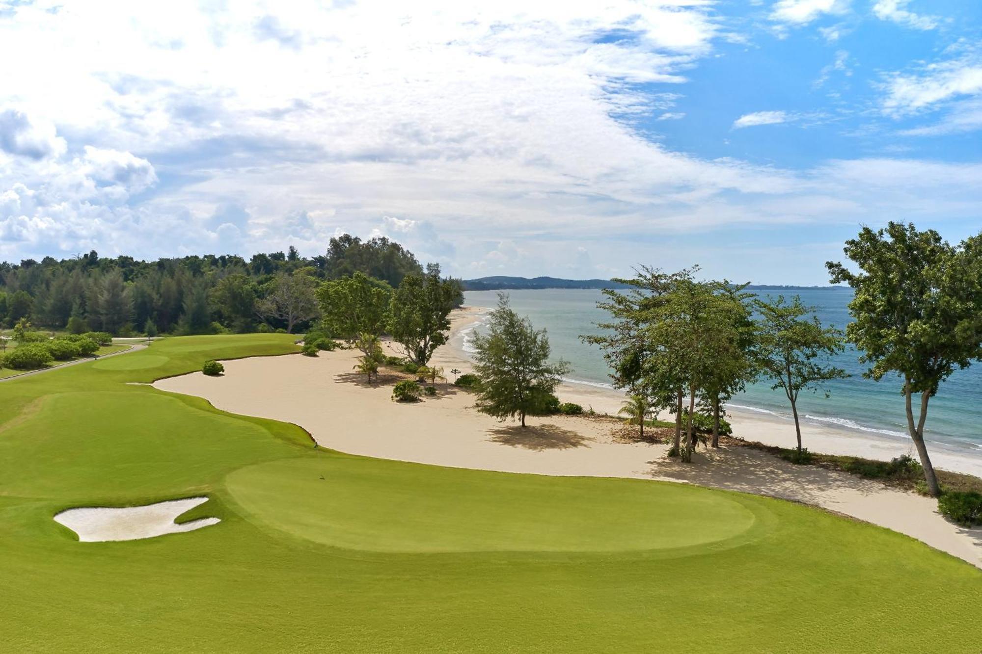 The Westin Desaru Coast Resort Exterior foto The 18th green at the Straits Course